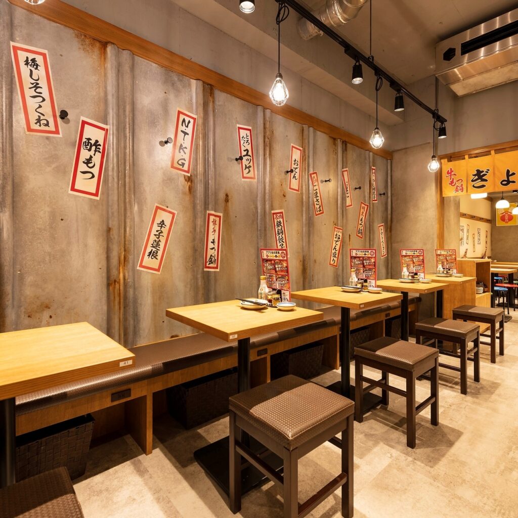 活気あふれる賑やかな店内