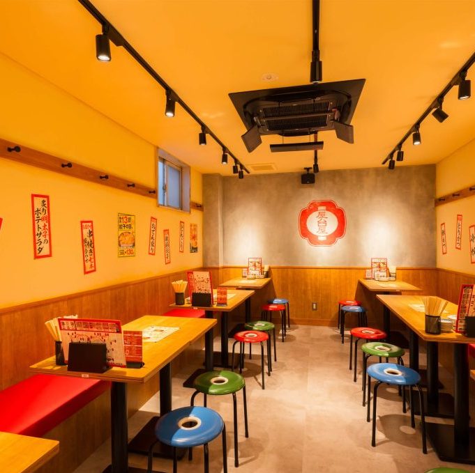 活気あふれる賑やかな店内