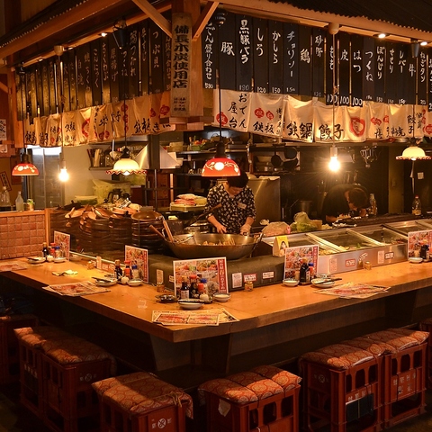 活気あふれる賑やかな店内