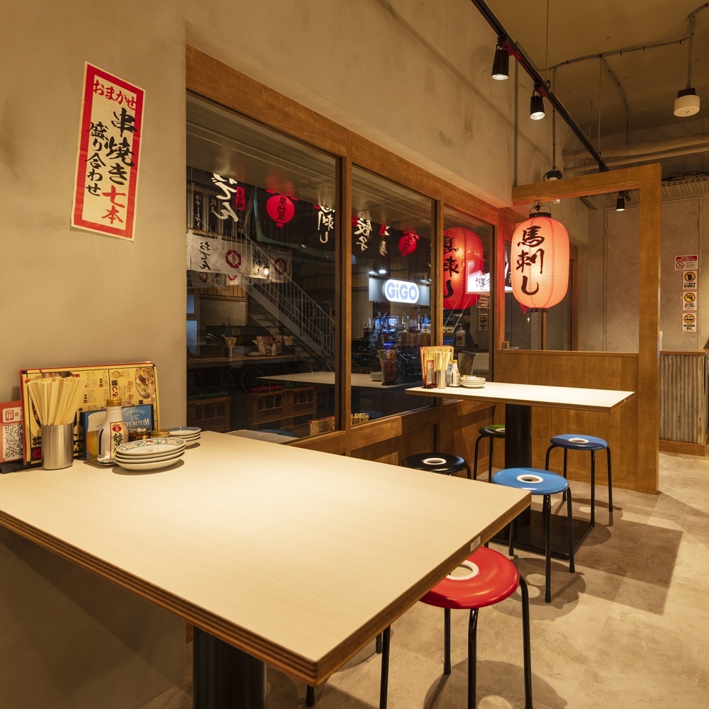 活気あふれる賑やかな店内