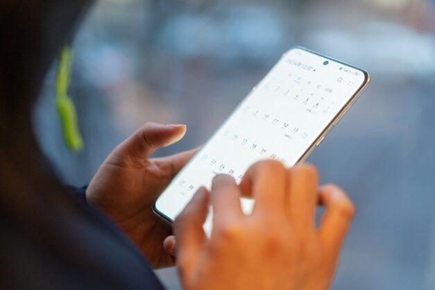 スマホを操作する女性